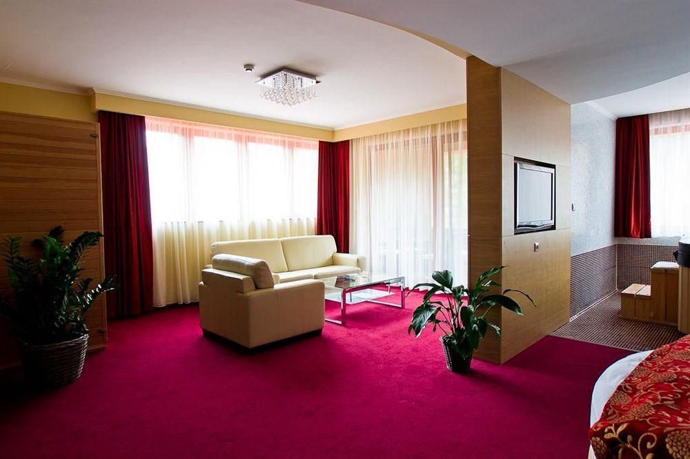Erdospuszta Club Hotel Fenyves Debrecen Exterior foto