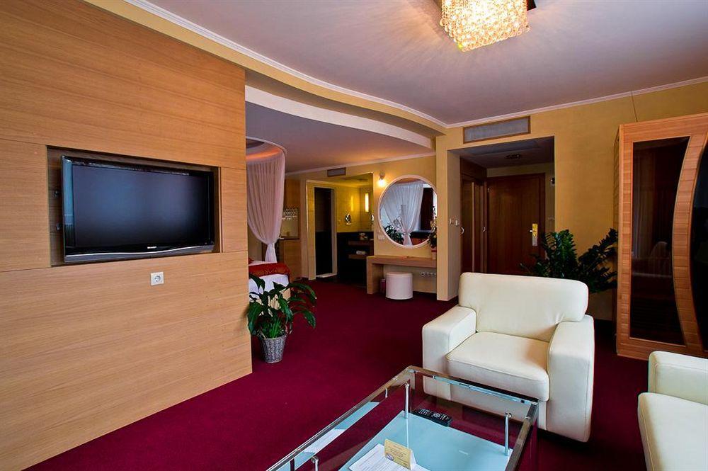 Erdospuszta Club Hotel Fenyves Debrecen Exterior foto